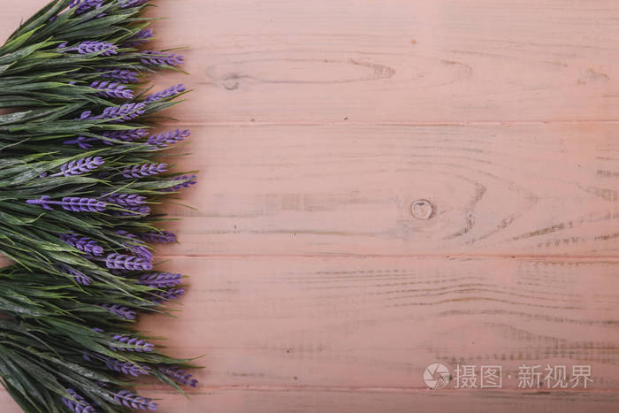 用花在木制背景上的记事本的实物摄影照片 正版商用图片17tky3 摄图新视界