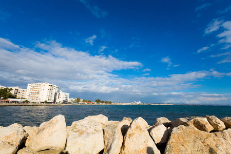 拉纳卡美丽的港口。 塞浦路斯岛上的城市景观。