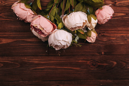 实物花用花在木制背景上的记事本的实物摄影照片