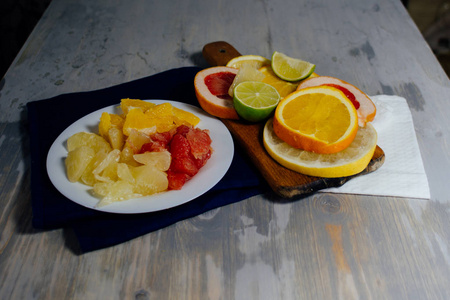 各种各样的柑橘水果切成切片橙 柠檬 石灰 葡萄柚 柚子 铺在木板上的天然木材纹理的老式背景相似素材图片 摄图新视界