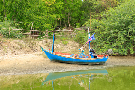 渔夫村附近河岸的传统渔船