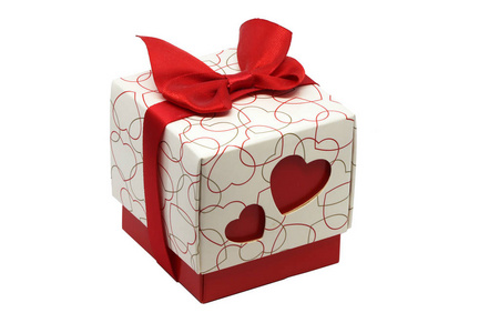 红色和白色礼品盒与心和红色丝带与蝴蝶结隔离在白色背景。