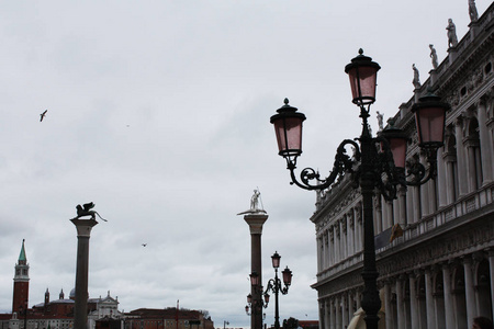意大利威尼斯圣马可广场雨天。 有狮子的柱子。 宫殿