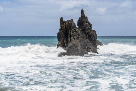 贝尼霍海滩特内里夫加那利岛附近的岩石海岸线