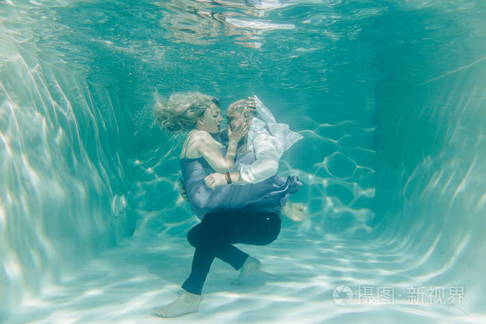 美丽浪漫的情侣在水下轻轻拥抱
