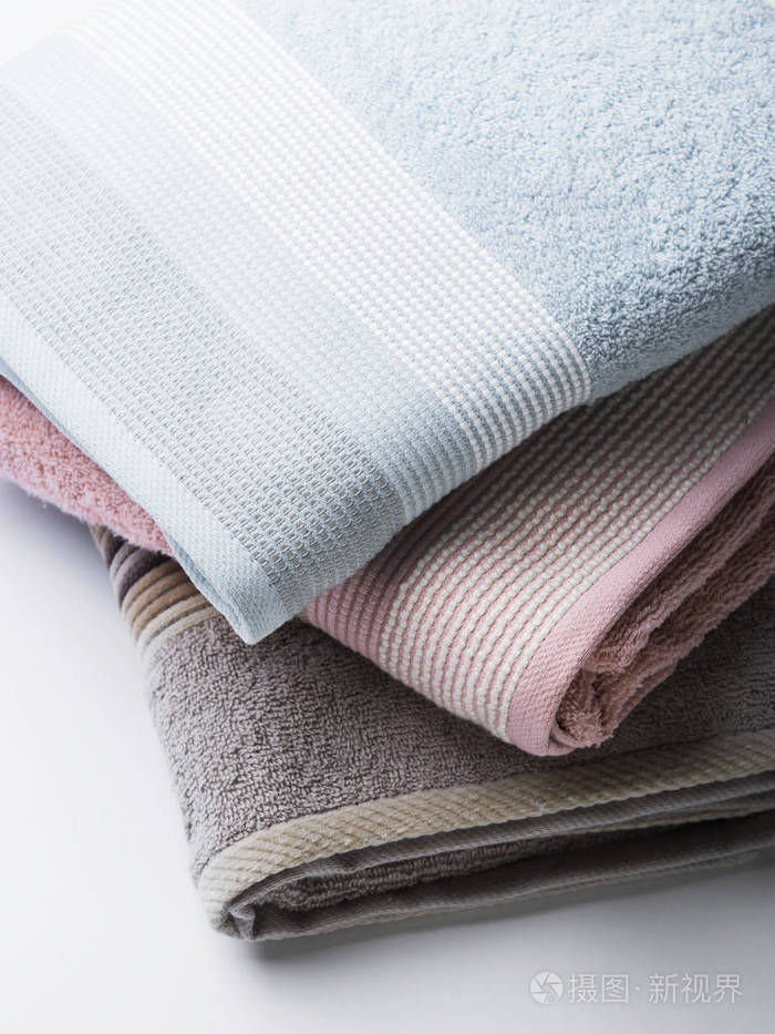 柔和的颜色干净折叠毛巾在白色