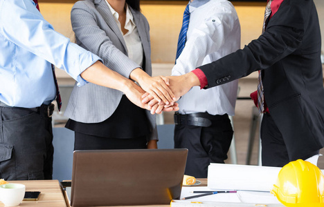 商务人士团队合作,在咖啡咖啡馆把手叠在一起.