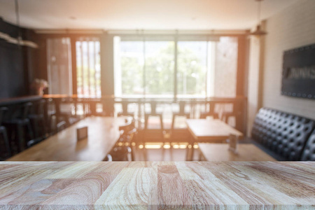 木制桌面上模糊的餐厅或咖啡厅背景可用于展示或蒙太奇您的产品