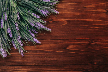 花实物用花在木制背景上的记事本的实物摄影照片