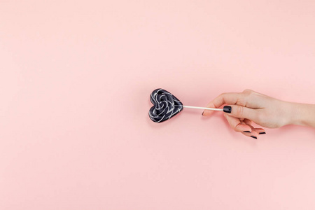 创意情人节浪漫组合平面图爱情节日庆典甜蜜的黑色棒棒糖心手粉红纸背景复制空间模板贺卡设计社交媒体