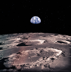地球上升到月球地平线以上，有巨大的陨石坑。 这幅图像的元素由美国宇航局提供。