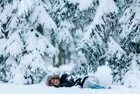 冬天森林里躺在雪地上的人