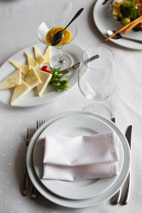 为婚宴餐厅提供带有奶酪酒杯的餐桌。