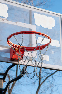 篮球戒指在城市庭院秋日图片