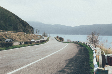 以湖泊和山脉为背景的高速公路