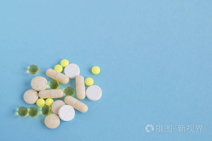 生病吃药或接受治疗. 保健和药品的概念. 从上面的复制空间平躺视图.