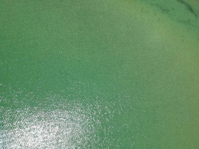 俯视湖泊高空俯视水面背景.鸟眼海面照片.蓝色的海洋从上面.最小的.