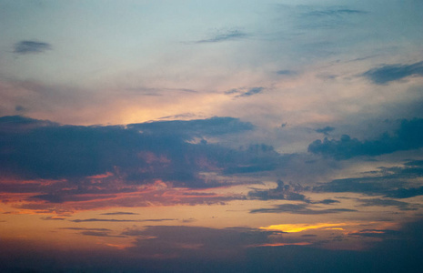 天空的云彩黄昏日落，美丽的夏日风景夕阳