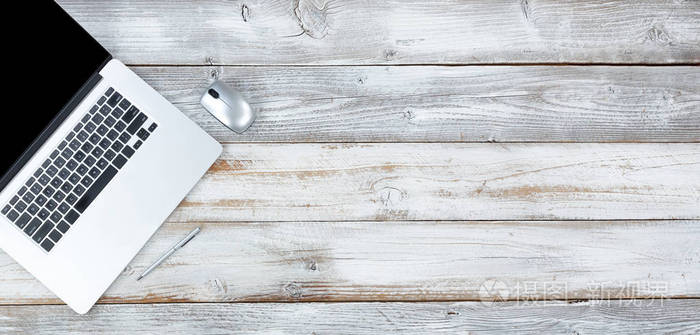 带技术和大量复印空间的办公桌俯视图