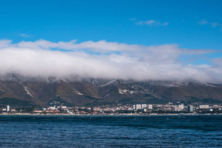 在前景上的山和海上的低云, 度假村海岸线