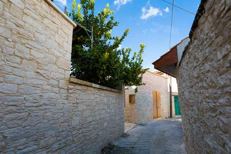 奥莫多斯镇的美丽建筑。塞浦路斯岛的城市景观。