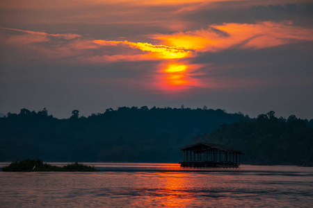 日落时泰国坎恰纳布里松卡利亚河景观