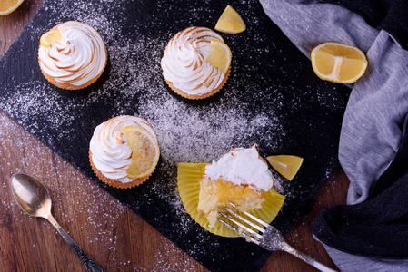 加糖和蜂蜜的石板板上加蛋白霜的柠檬松饼