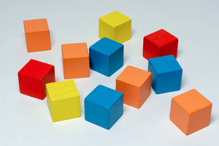 s building blocks scattered loose照片