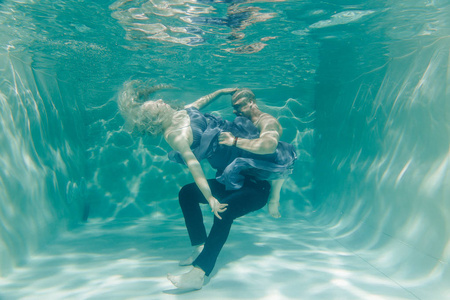 美丽浪漫的情侣在水下轻轻拥抱