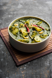 芦荟帕拉克萨比或菠菜土豆咖喱在碗里。 流行的印度健康食谱。 选择性聚焦