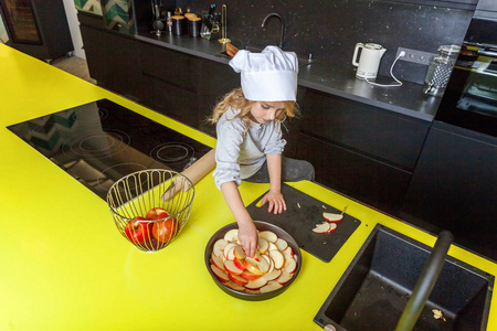 小女孩做蛋糕图片