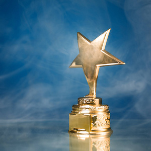 金色星星奖杯,蓝烟背景照片
