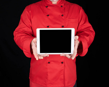 厨师穿着红色制服，拿着一张白色电子平板电脑，上面有黑色的空白屏幕