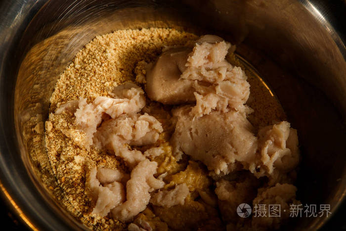 金属碗鱼馅料的特写