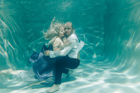 溺水的情侣名图片