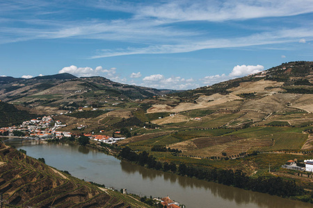 从葡萄牙的品豪村到葡萄牙的杜洛山谷和河流的景色