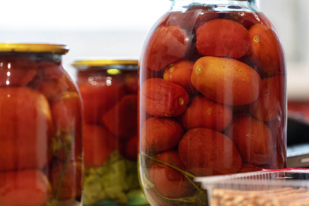 罐装的咸西红柿放在厨房的桌子上