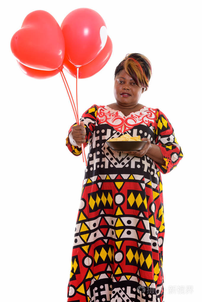 工作室拍摄的胖黑色非洲女人站在按住博