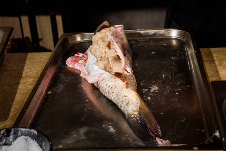 大的，新鲜的，生的，填充的河鱼躺在金属烤盘上