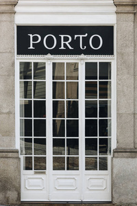 葡萄牙波尔图市的白色前门
