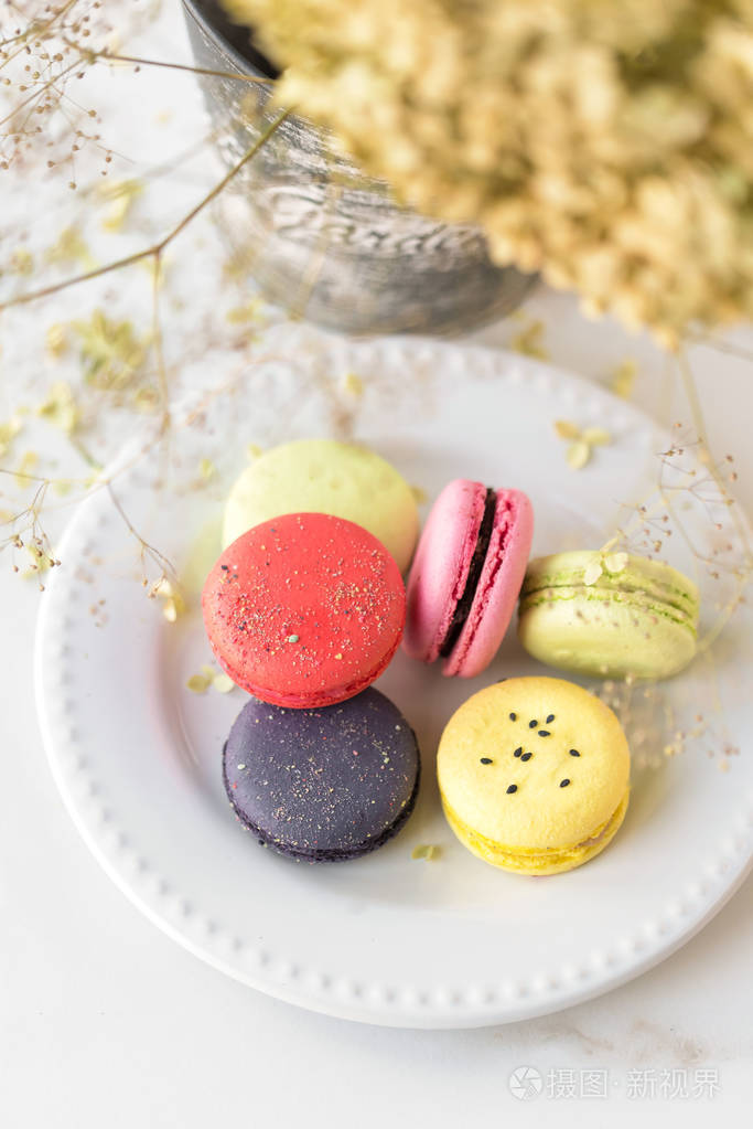 桌子上有彩色的马卡龙