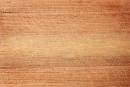 划痕中的木材纹理。 木材的纹理在划痕中是浅橙色的。 木材切割板的纹理有很多划痕从刀。