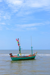 在海滩附近用绳子系在海上的传统渔船