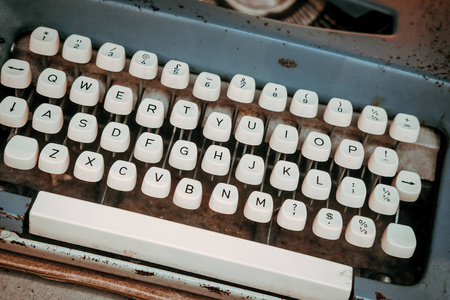 老式复古打字机特写照片。 太阳耀斑滤光效果