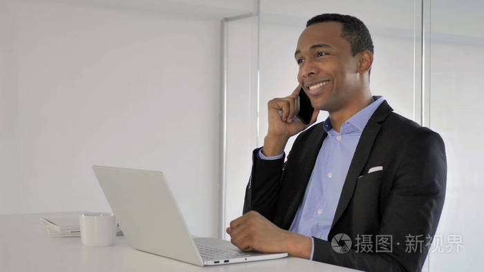 积极的非洲商人与客户进行电话谈判