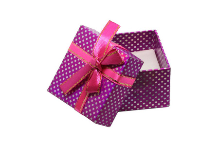 紫色礼品盒，白色圆点和红色丝带与蝴蝶结隔离在白色背景上。