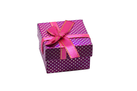 紫色礼品盒，白色圆点和红色丝带与蝴蝶结隔离在白色背景上。