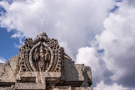 贝拉瓦迪，卡纳塔克邦，印度2013年11月2日Veera Narayana寺庙。毗湿奴塑像，位于三座维曼那塔之一的正面，与蓝