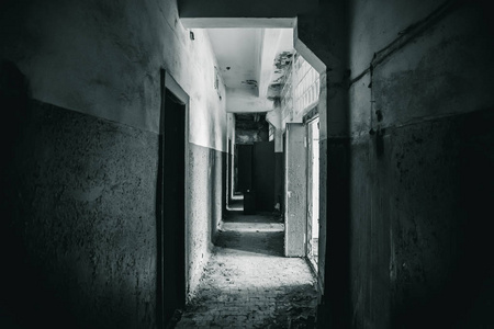 长长的走廊, 在闹鬼和被毁的废弃工业建筑的门