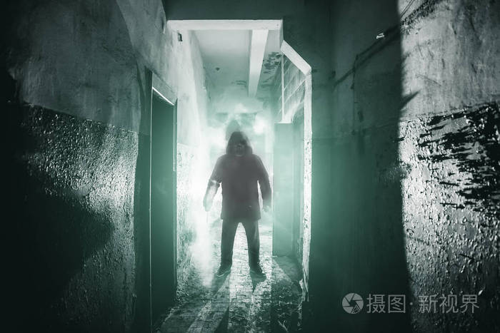 在黑暗的令人毛骨悚然和诡异的走廊里 手里拿着刀的男人疯子或杀手或恐怖凶手的剪影 惊悚片氛围照片 正版商用图片17tzj4 摄图新视界